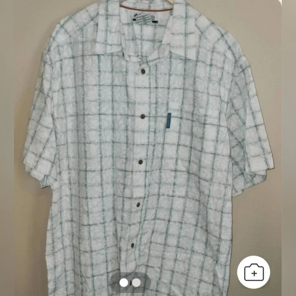 M8 Columbia Short Sleeve Button-Up Shirt in Green Plaid w white floral pattern